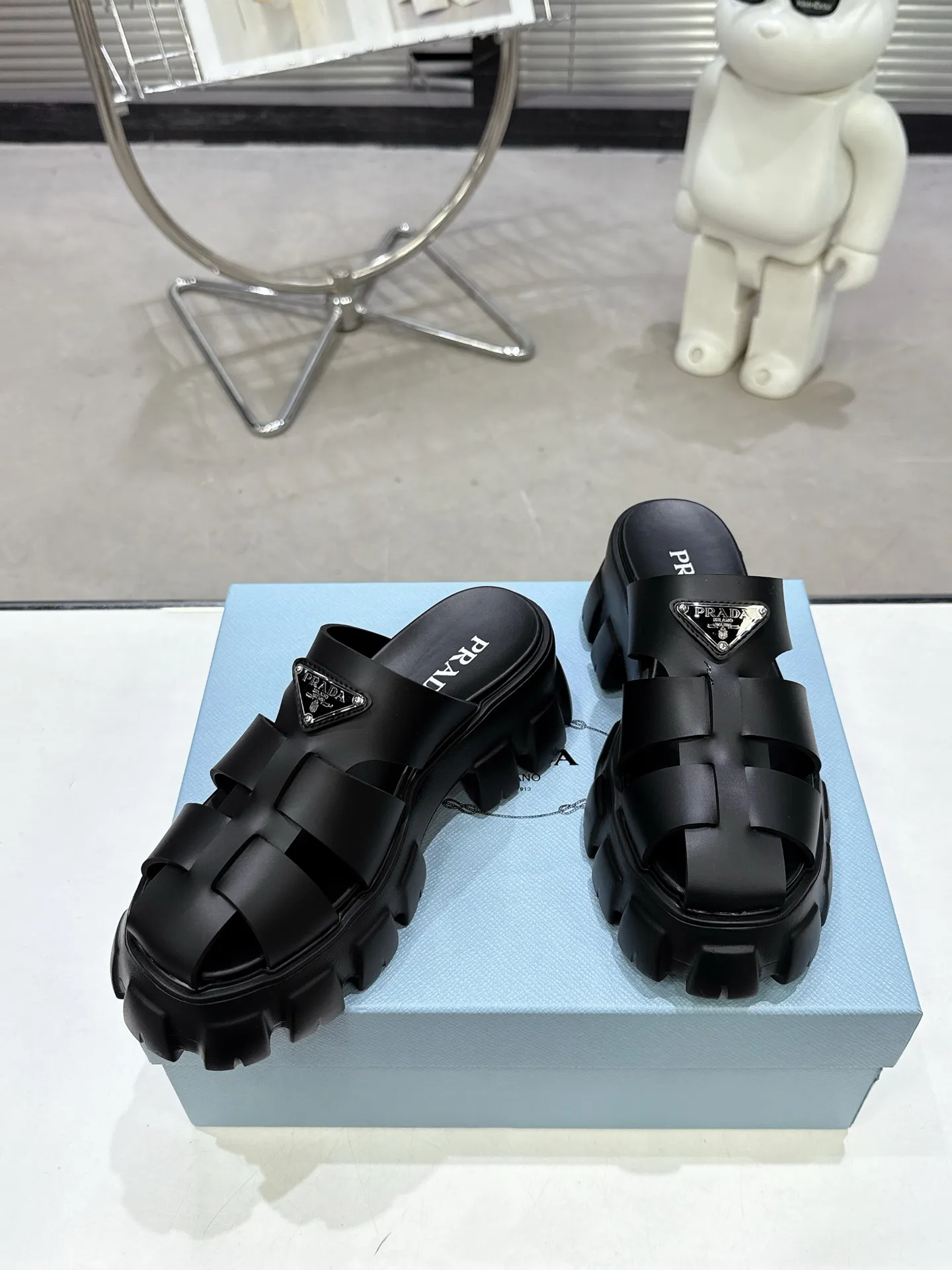 👟👟Ex-factory price 460👟👟 2025 exclusive version super hot🎊🎊🎊prada Prada triangular buckle serrated Roman thick-soled rubber foam ultra-light sandals are retro, fashionable and avant-garde, the upper perfectly restores the original craftsmanship, making the whole pair of shoes light and comfortable, full of holiday feel, bright colors💐💐💐💐 A variety of choices to satisfy fashionable people of different styles! The iconic metal triangle logo is paired with the shape of ancient beach sandals. Every design element is fashionable! Code number 35-40​
